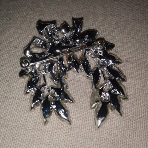 Vintage silver tone brooch rhinestone leaves with bow. - Picture 2 of 2